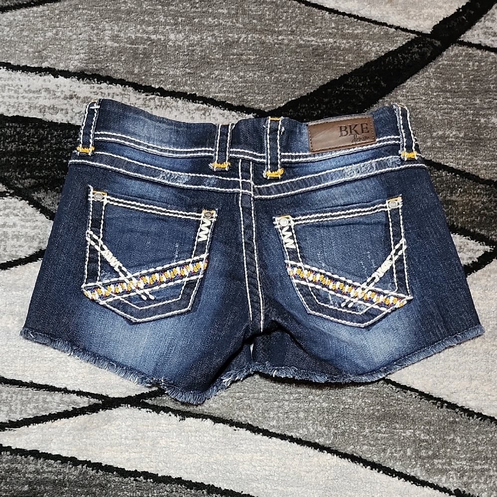 BKE STELLA EMBROIDERED COLOR-POP DISTRESSED RAW-EDGE DENIM JEAN SHORTS